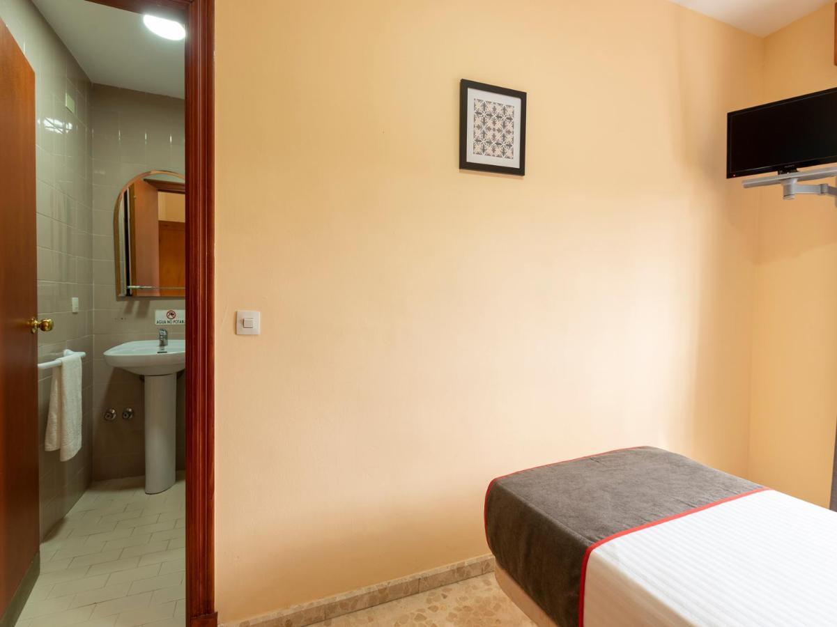Oyo Hostal El Paisano Utrera Ngoại thất bức ảnh
